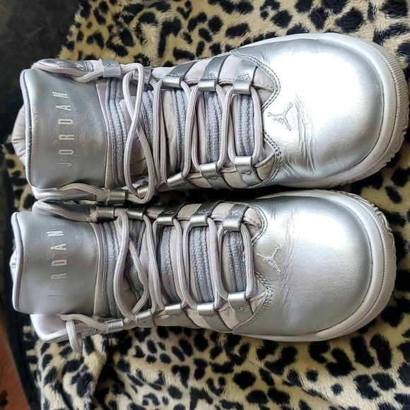 Jordan Max Aura SE Grade School Silver Metallic AV5175-040 5.5 youth - Picture 2 of 8